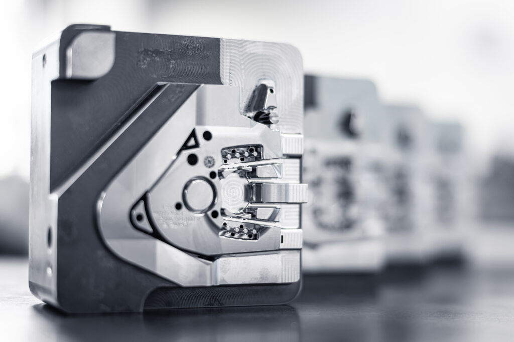Precise plastic injection molds are clearly arranged in the production facility of Schröder and Heidler.