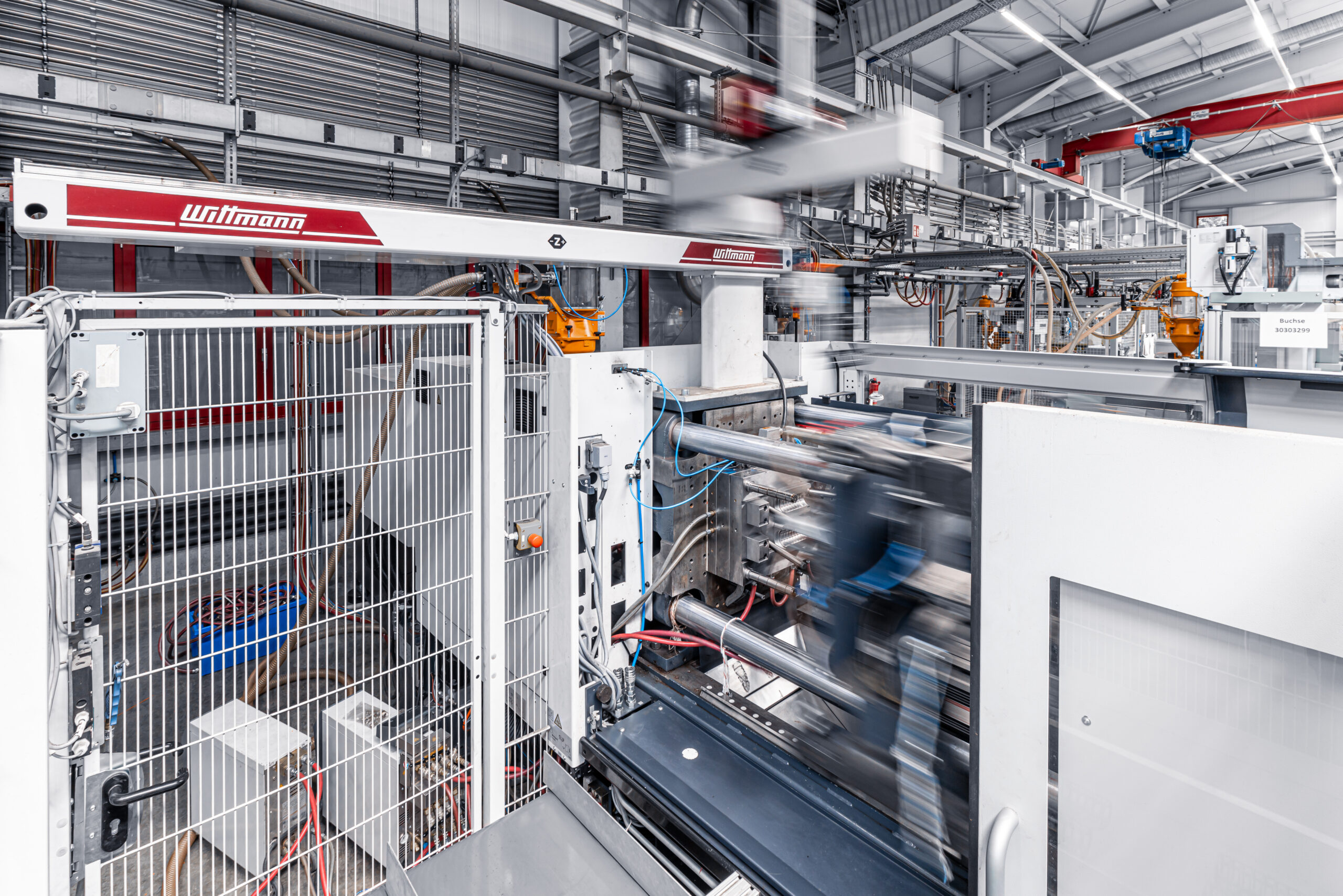 In einer modernen Spritzgussmaschine von Schröder und Heidler bewegt sich der Kunststoff durch präzise Werkzeugbau-Technologien.