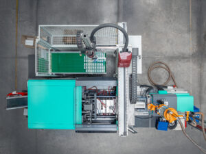 Eine Spritzgussmaschine von Schröder und Heidler zeigt moderne Kunststoffverarbeitung in Aktion mit innovativem Werkzeugbau.