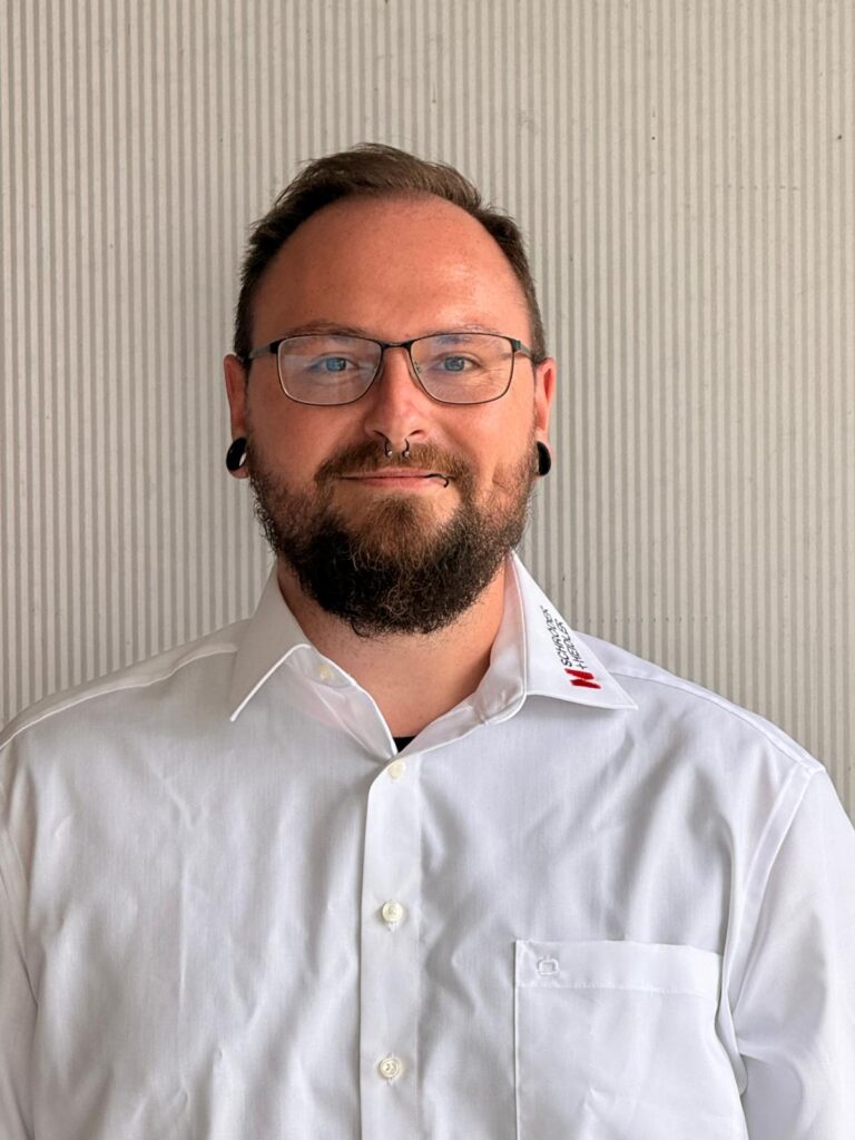 Oliver Bach präsentiert die neuesten Entwicklungen im Werkzeugbau und Spritzguss bei Schröder und Heidler.